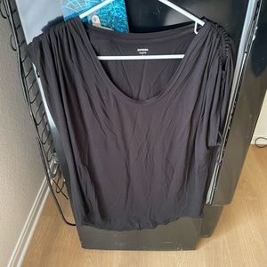 Relaxed fit t shirt with rouged shoulders